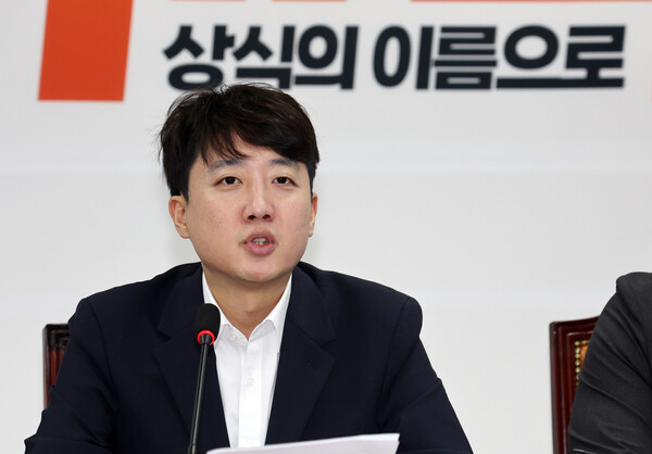 이준석 개혁신당 대표가 11일 오전 서울 여의도 국회에서 열린 최고위원회의에 참석해 발언하고 있다. photo 뉴시스