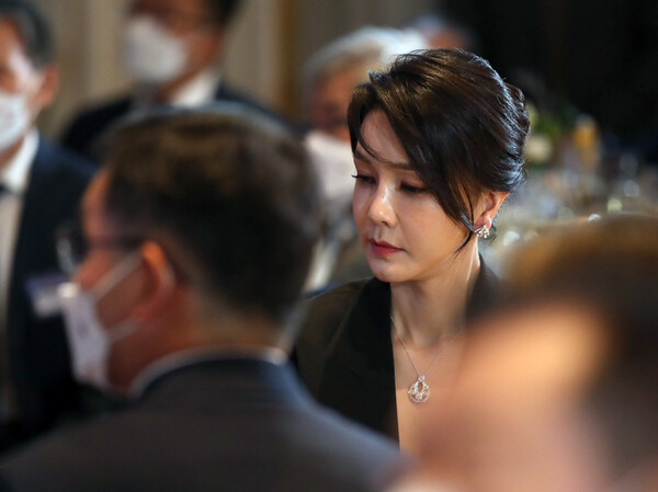 윤석열 전 대통령의 부인 김건희 여사가 지난 2022년 6월 29일(현지시간) 스페인 마드리드 한 호텔에서 열린 동포 초청 만찬간담회에 참석해 있다. photo 뉴시스