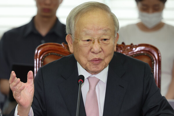 손경식 경총 회장이 지난 7월 31일 오전 서울 마포구 한국경총 회관에서 열린 노동조합법 개정 관련 긴급 기자회견에서 취재진 질문에 답하고 있다. photo 뉴시스