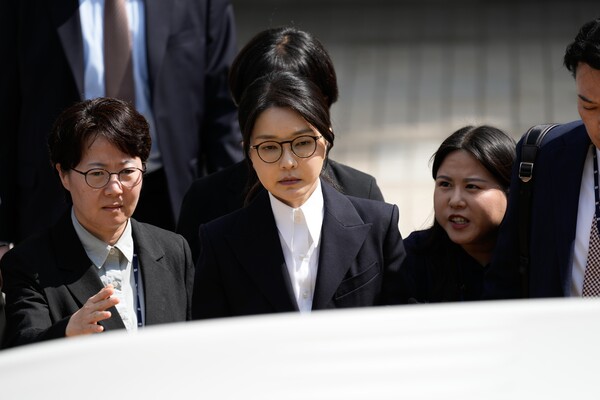 윤석열 전 대통령 부인 김건희 씨가 12일 오후 서울 서초구 서울중앙지법에서 열린 구속 전 피의자 심문(영장실질심사)를 마친 뒤 법원을 나서고 있다. photo 뉴시스