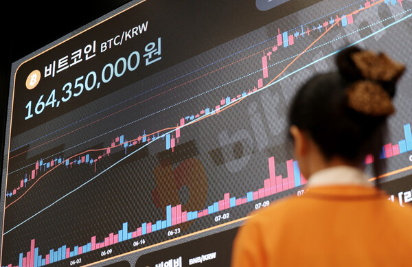 지난 12일 서울 강남구 빗썸라운지에 전광판에 비트코인 등 가상화폐 시세가 나오고 있다. photo 뉴시스