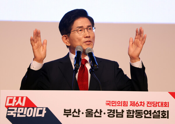 김문수 당 대표 후보가 제6차 전당대회 부산·울산·경남 합동연설회가 열린 12일, 부산 해운대구 벡스코 오디토리움에서 정견을 발표하고 있다. photo 뉴시스