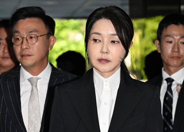 윤석열 전 대통령 부인 김건희 여사가 12일 오전, 서울 서초구 서울중앙지법에서 열린 구속 전 피의자 심문(영장실질심사)에 출석하고 있다. photo 뉴시스