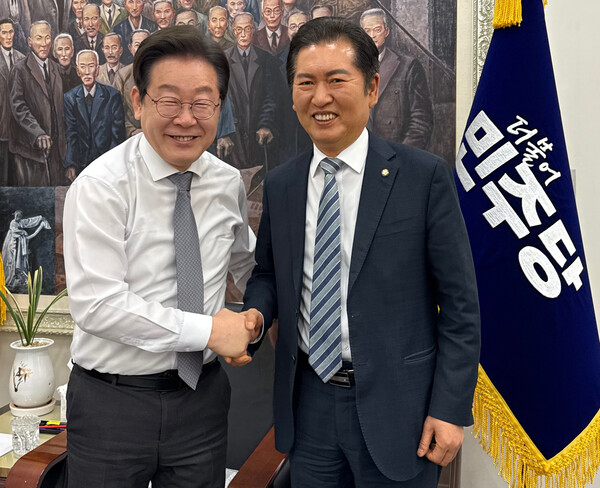 이재명 대통령과 정청래 더불어민주당 신임 대표(오른쪽). photo 뉴시스 