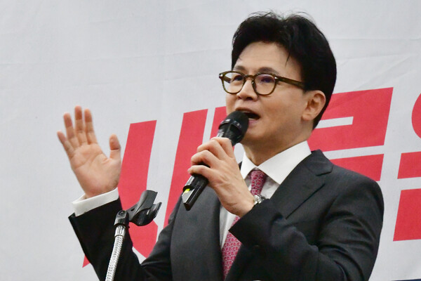 한동훈 전 국민의힘 대표가 지난 8월 11일, 광주광역시 서구 홀리데이인호텔에서 열린 김화진 국힘 전남도당위원장 취임식에 참석해 축사하고 있다. photo 뉴시스