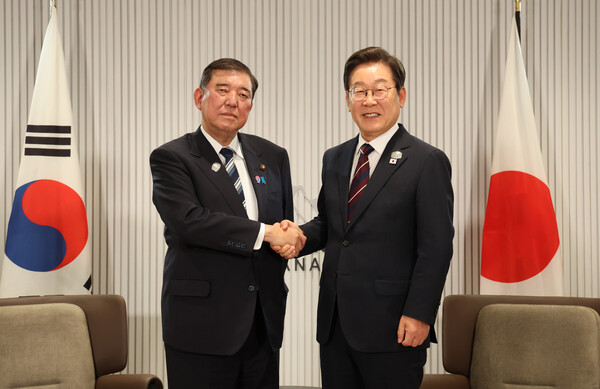 이재명 대통령이 지난 6월 17일(현지시각), 캐나다 앨버타주 캐내내스키스 주요 7개국(G7) 정상회의장에서 이시바 시게루 일본 총리(왼쪽)와 별도 한일 정상회담을 하고 있다. photo 뉴시스