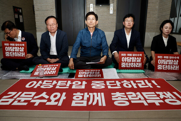 김문수 국민의힘 당대표 후보가 14일 오전, 서울 여의도 국민의힘 중앙당사 로비에서 특검 압수수색 저지 무기한 농성을 하고 있다. photo 뉴시스