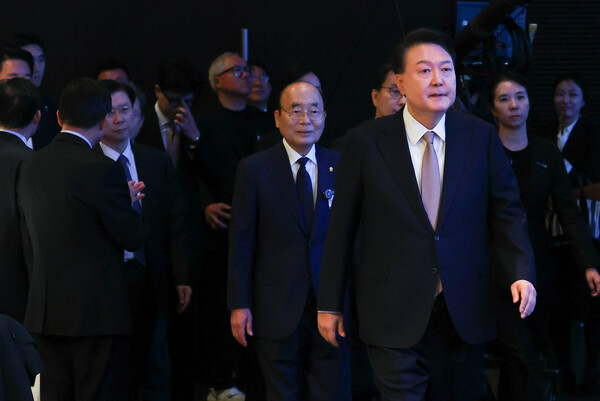 지난 2024년 11월, 윤석열 당시 대통령이 서울의 한 호텔에서 열린 제56회 국가조찬기도회에 대한민국국가조찬기도회 회장을 맡고 있는 이봉관 서희건설 회장(가운데)과 함께 입장하고 있다. photo 뉴시스