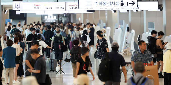 지난 7월 29일, 서울 강서구 김포국제공항에서 여행객들이 탑승 수속을 밟고 있다. photo 뉴시스