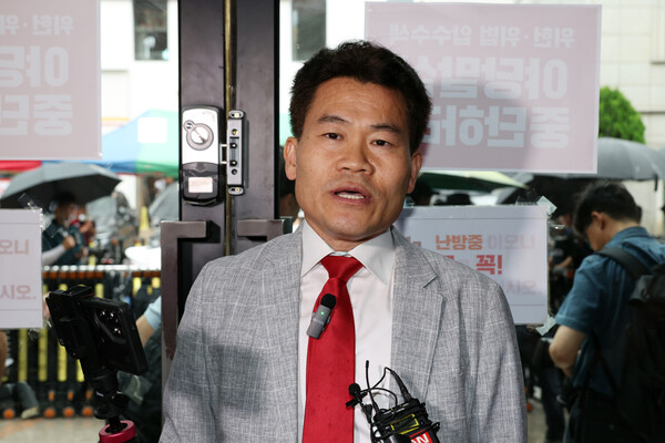 국민의힘 전당대회 합동연설회를 방해한 한국사 강사 전한길씨가 14일 오전, 서울 여의도 중앙당사에서 열린 당 윤리위원회에 참석하기 전 입장을 밝히고 있다. photo 뉴시스
