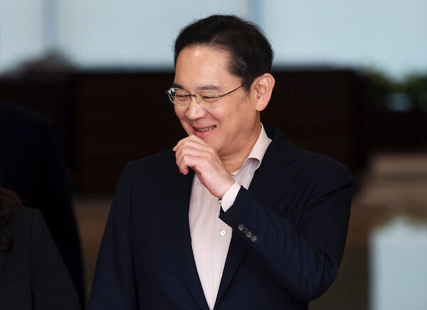 지난 4월 9일, 일본 출장을 마친 이재용 삼성전자 회장이 서울 강서구 김포비즈니스항공센터(SGBAC)로 귀국하고 있다. photo 뉴시스