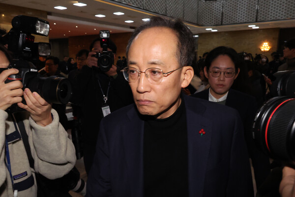 지난해 12월 4일, 추경호 당시 국민의힘 원내대표가 서울 여의도 국회에서 열린 비상 의원총회에 참석하고 있다. photo 뉴시스