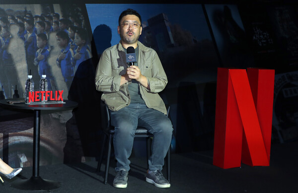 조성현PD가 지난 13일 오전 서울 용산구 CGV용산아이파크몰에서 열린 넷플릭스 '나는 생존자다' 제작발표회에서 인사말을 하고 있다. photo 뉴시스