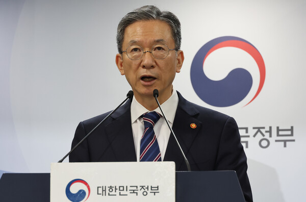 정성호 법무부 장관이 지난 11일 서울 종로구 정부서울청사에서 조국 전 조국혁신당 대표와 윤미향 전 더불어민주당 의원 등 광복절 특별사면 관련 브리핑을 하고 있다. photo 뉴시스