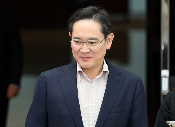 지난 4월 9일 일본 출장을 마치고 김포비즈니스항공센터(SGBAC)로 귀국한 이재용 삼성전자 회장. photo 뉴시스