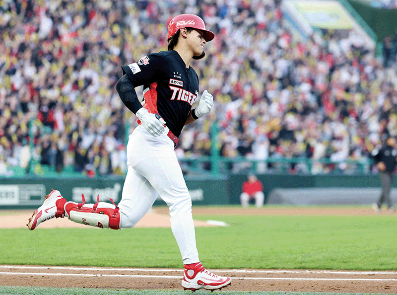 지난 5월 11일 인천 미추홀구 SSG랜더스필드에서 열린 2025 프로야구 KIA 타이거즈와 SSG 랜더스의 더블헤더 2차전 경기, 4회초 1사 주자 없는 상황에서 KIA 김도영이 솔로 홈런을 날린 후 베이스를 돌고 있다. photo 뉴시스