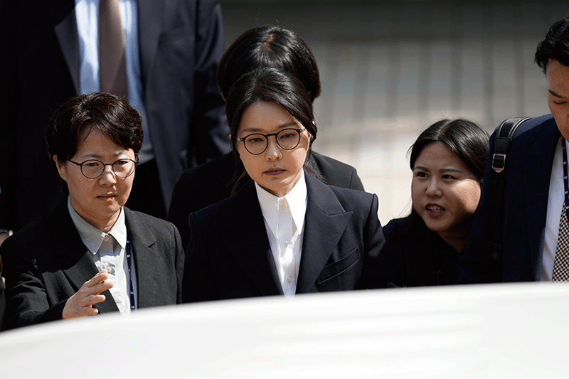 김건희 여사가 지난 8월 12일 서울 서초구 서울중앙지법에서 열린 영장실질심사를 마친 뒤 법원을 나서고 있다. photo 사진공동취재단·뉴시스