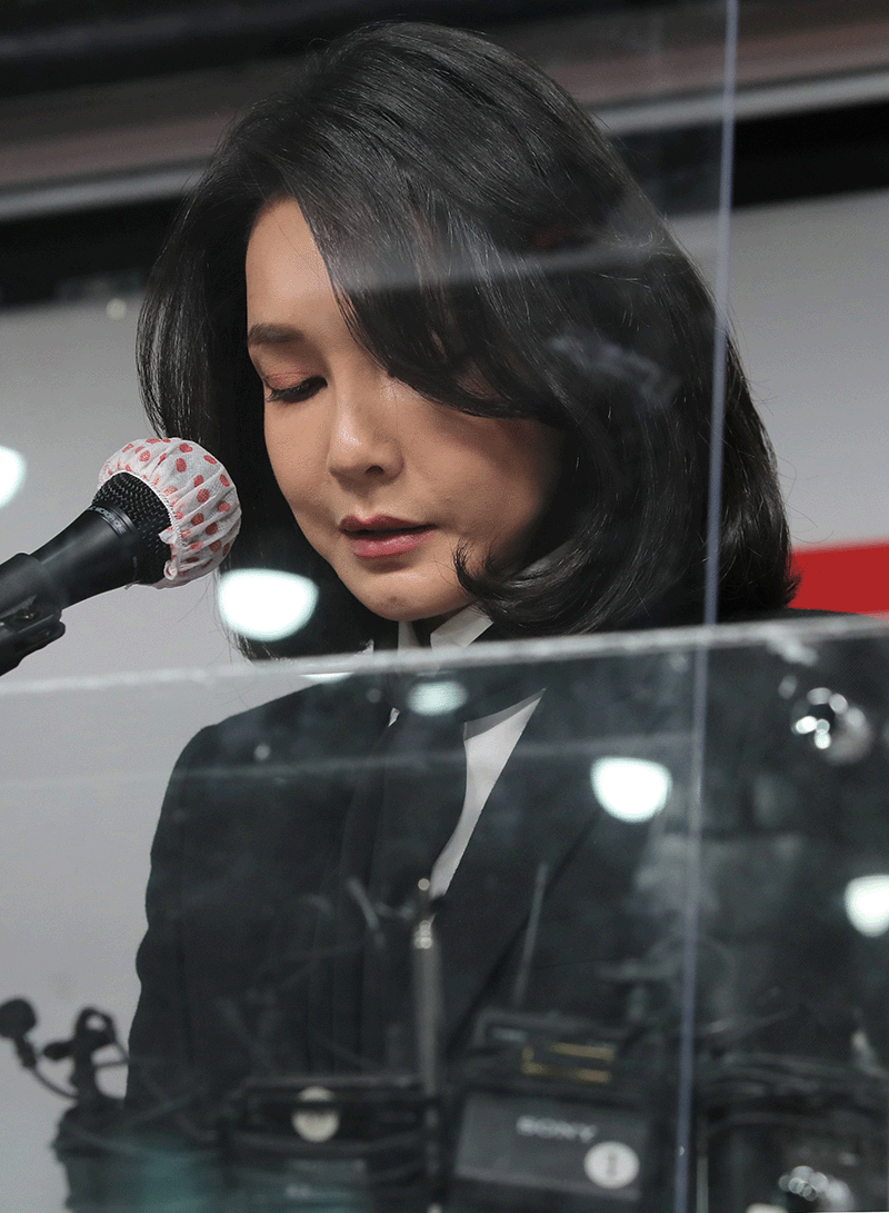 2021년 12월 26일 김건희씨가 대국민 사과를 하고 있다. photo 뉴시스