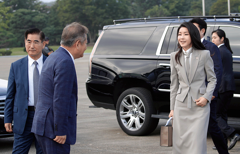 2023년 9월 18일 유엔총회 참석을 위해 출국하는 김건희 여사가 경기도 성남 서울공항에서 이상민 당시 행정안전부 장관과 인사하고 있다. photo 뉴시스