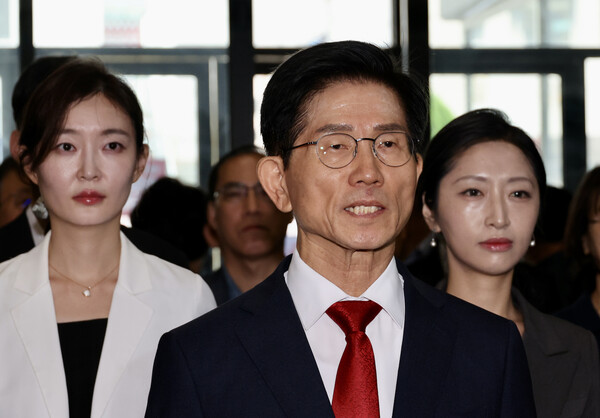 김문수 국민의힘 당대표 후보(가운데)가 15일 오전, 서울 여의도 국민의힘 중앙당사에서 광복 80주년·건국 77주년 독립·건국일 기념행사를 열고 발언하고 있다. photo 뉴시스