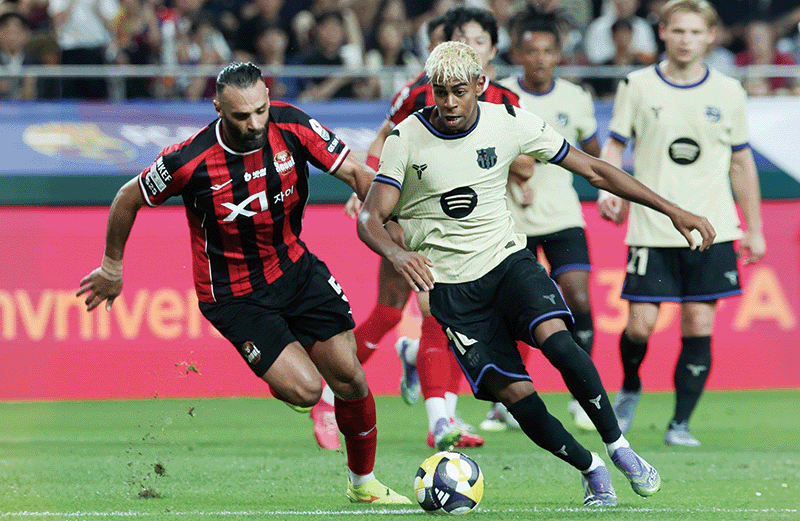 지난 7월 31일 서울 마포구 상암월드컵경기장에서 열린 FC 바르셀로나 2025 아시아 투어 FC 바르셀로나 대 FC서울의 경기에서 FC바르셀로나 라민 야말(오른쪽)이 돌파를 하고 있다. photo 뉴시스·AP