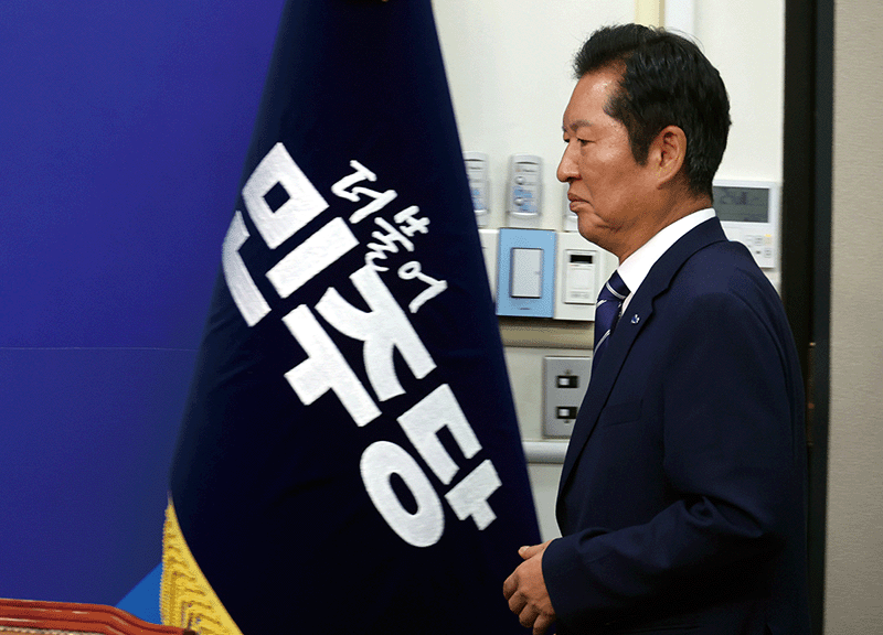 정청래 더불어민주당 대표가 지난 8월 11일 서울 여의도 국회에서 열린 최고위원회의에 참석하고 있다. photo 뉴시스