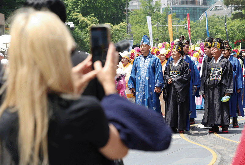 지난해 5월 22일 서울 중구 청계광장에서 열린 전국단오제연합 주최 ‘단오, 단 하나가 되다’ 홍보제에서 외국인 관광객들이 호장행렬을 구경하고 있다. photo 뉴시스