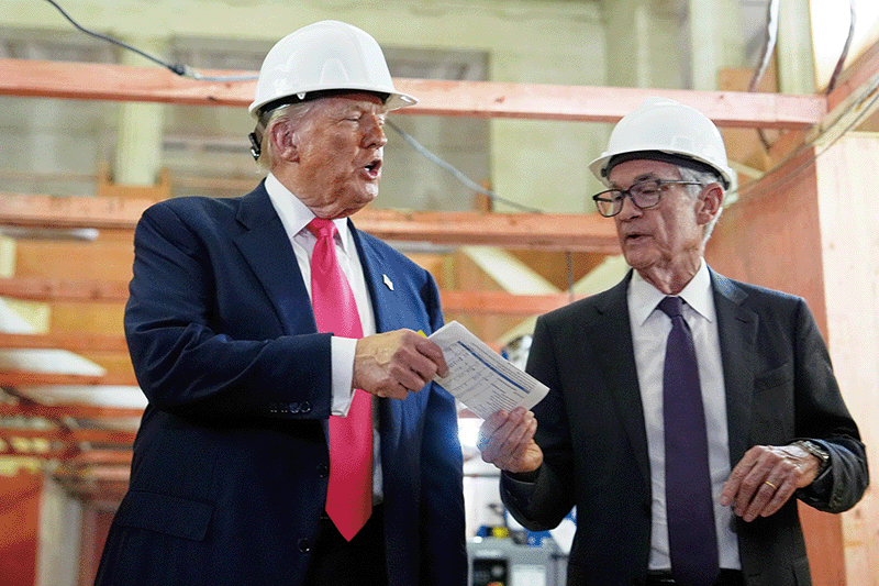 지난 7월 워싱턴 연방준비제도 신축 사옥 공사현장을 방문 한 도널드 트럼프 대통령(왼쪽)이 제롬 파월 연준 의장에게 비용 수치가 담긴 문서를 건네고 있다. photo 뉴시스·AP