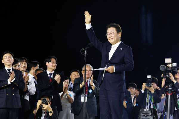 이재명 대통령이 8월 15일, 서울 광화문광장에서 열린 제21대 대통령 국민임명식 '광복 80년, 국민주권으로 미래를 세우다' 행사에서 감사 인사말에 앞서 인사하고 있다. photo 뉴시스