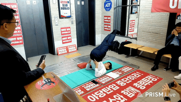 김문수 국민의힘 당 대표 후보가 15일, 여의도 중앙당사 1층에서 무기한 농성 중 스트레칭을 하고 있다. photo 유튜브 김문수 티브이(TV)