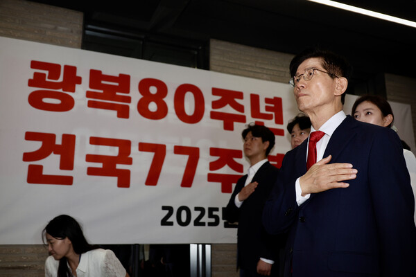 김문수 국민의힘 당대표 후보가 광복절인 8월 15일 오전, 서울 여의도 국민의힘 중앙당사에서 광복 80주년·건국 77주년 독립·건국일 기념행사를 열고 국민의례를 하고 있다. photo 뉴시스