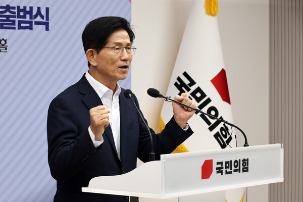 김문수 국민의힘 당대표 후보가 지난 8월 15일 오후 서울 여의도 국민의힘 중앙당사에서 열린 2025 원외당원협의회 운영위원장 협의회 출범식에서 발언하고 있다. photo 뉴시스