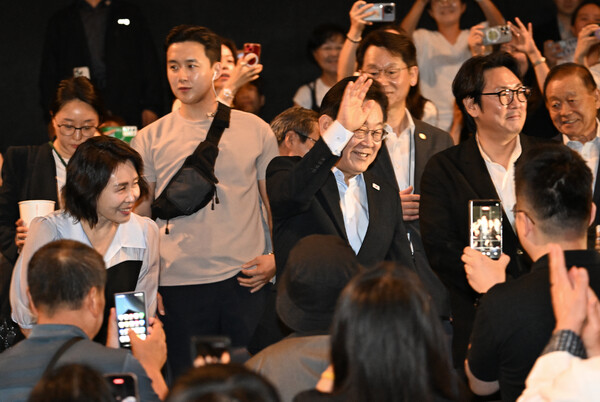 이재명 대통령과 김혜경 여사가 17일, 서울 용산구 CGV에서 영화 '독립군:끝나지 않은 전쟁'을 관람하기 위해 상영관에 입장하고 있다. 이 대통령 오른쪽은 배우 조진웅씨. photo 뉴시스
