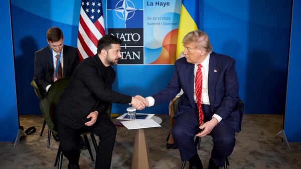 지난 6월 네덜란드 헤이그에서 열린 북대서양조약기구(NATO, 나토) 정상회의에서 도널드 트럼프 미국 대통령과 볼로디미르 젤렌스키 우크라이나 대통령(왼쪽)이 별도 회담을 갖고 있다. photo 뉴시스