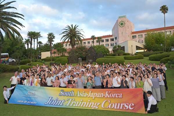 지난 8월 16일, 제주 한일우호연수원에서 열린 국제창가학회(SGI) 결성 50주년 기념행사에서 참가자들이 기념촬영을 하고 있다. photo SGI