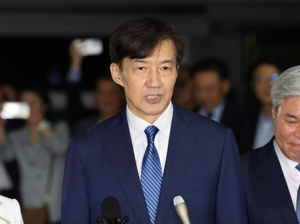 조국 전 조국혁신당 대표가 지난 8월 15일 오전 0시, 서울 구로구 서울남부교도소에서 광복절 특사로 출소하며 취재진의 질문에 답하고 있다. photo 뉴시스