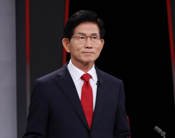 김문수 국민의힘 당대표 후보가 17일 오후, 서울 여의도 KBS에서 진행된 ‘당대표 후보자 TV토론회’ 참석해 시작을 기다리고 있다. photo 뉴시스