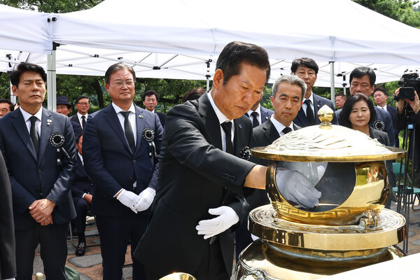 정청래 더불어민주당 대표가 18일, 서울 동작구 국립서울현충원의 고 김대중 대통령 묘역에 분향하고 있다. photo 뉴시스