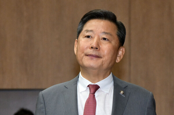 지난 7월 22일, 이철규 국민의힘 의원이 서울 여의도 국회 소통관에서 순직해병 특검의 압수수색과 관련 기자회견을 위해 단상으로 이동하고 있다. photo 조선일보