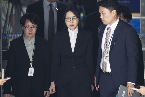 윤석열 전 대통령 부인 김건희 여사(가운데)가 지난 12일, 서울 서초구 서울중앙지법에서 열린 구속 전 피의자 심문(영장실질심사)를 마친 뒤 법원을 나서고 있다. photo 뉴시스