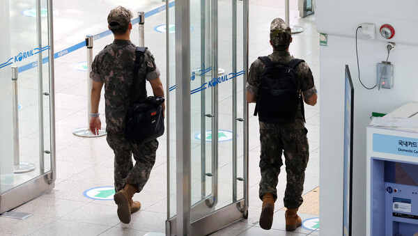 서울역에서 군 장병들이 이동하고 있다. 아래 기사 내용과 관련 없음. photo 뉴시스