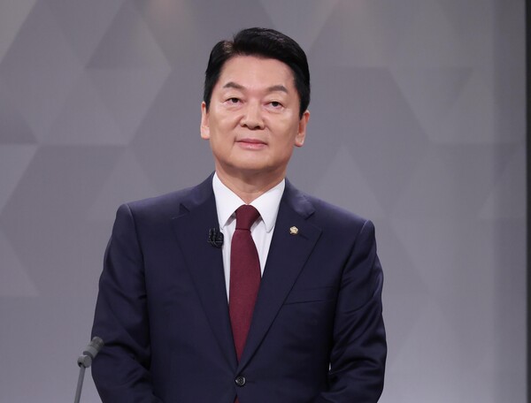 안철수 국민의힘 대표 후보가 17일 오후 서울 여의도 KBS에서 진행된 ‘당대표 후보자 TV토론회’에 참석해 발언 대기중이다. photo 뉴시스