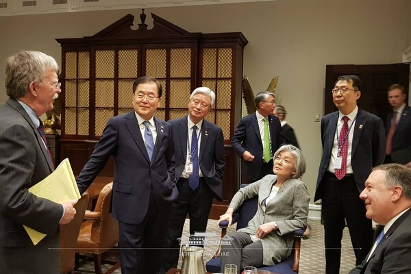 강경화 전 외교부 장관(왼쪽부터 네번째)이 트럼프 1기 정권때인 지난 2021년 2월, 미국 워싱턴 백악관을 방문해 존 볼턴 당시 국가안보보좌관(첫번째), 마이크 폼페이오 당시 국무장관(오른쪽)과 대화하고 있다. photo 청와대 SNS