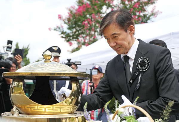 조국 전 조국혁신당 대표가 김대중 전 대통령 서거 16주기인 18일 서울 동작구 국립서울현충원 김 전 대통령 묘역에서 분향하고 있다. photo 뉴시스