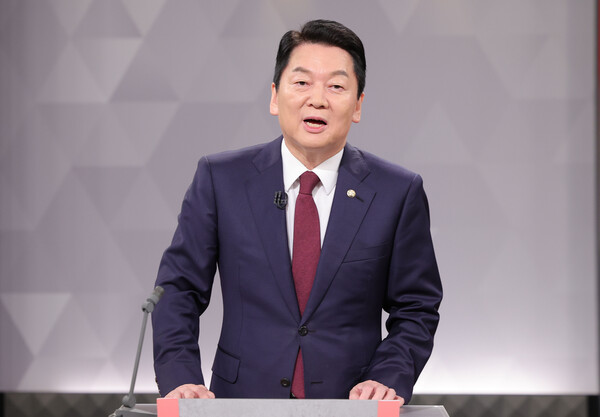 안철수 국민의힘 당대표 후보가 17일 서울 여의도 KBS에서 열린 2차 TV토론회에 앞서 마이크 테스트를 하고 있다. photo 뉴시스