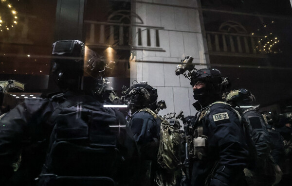 지난해 12월 4일, 서울 여의도 국회에서 비상계엄령에 따른 군인들이 내부 진입을 시도하고 있다. photo 뉴시스