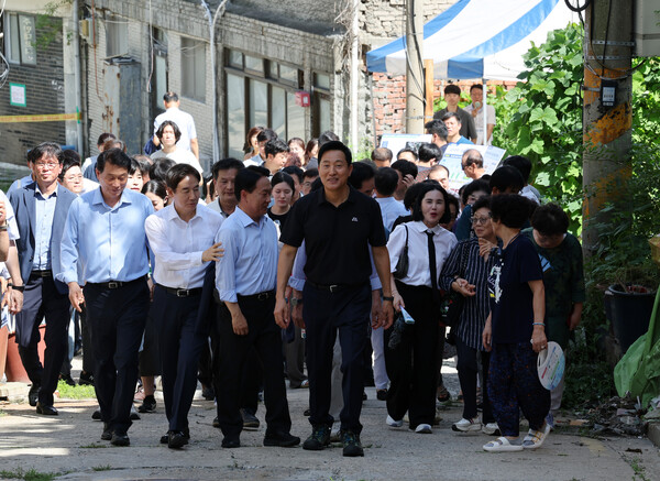 오세훈 서울시장(가운데)이 19일 오후, 서울 서대문구 현저동 모아타운 예정지를 둘러보고 있다. photo 뉴시스