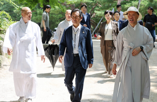정청래 더불어민주당 대표가 19일, 경북 경주 불국사를 방문해 이동하고 있다. photo 뉴시스