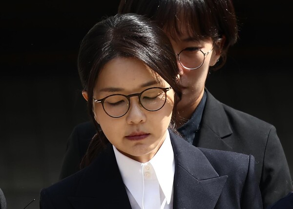 윤석열 전 대통령 부인 김건희 여사가 지난 12일 오후, 서울 서초구 서울중앙지법에서 열린 구속 전 피의자 심문(영장실질심사)를 마친 뒤 법원을 나서고 있다. photo 뉴시스