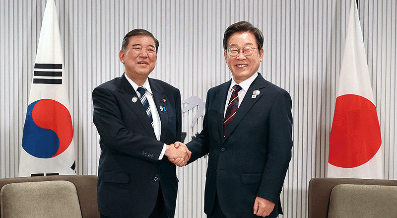 이재명 대통령이 지난 6월 17일(현지시각) 캐나다 앨버타주 캐내내스키스 주요 7개국(G7) 정상회의장에서 이시바 시게루 일본 총리(왼쪽)와 한·일 정상회담에 앞서 악수하고 있다. photo 뉴시스·AP